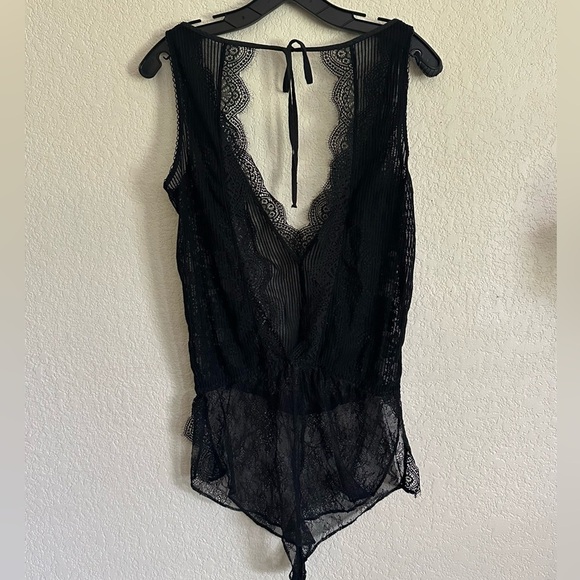 Victoria's Secret Black Scallop V-Neck Back Tie Lace Lingerie Romper Teddy S - Picture 1 of 4
